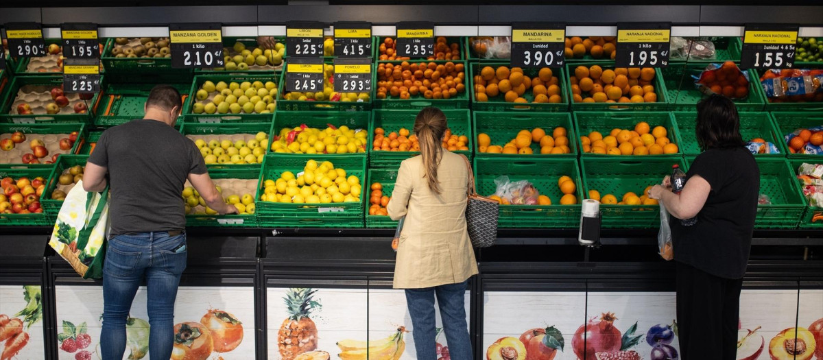 Varias personas realizan la compra en un supermercado tras el apagón eléctrico en Madrid.