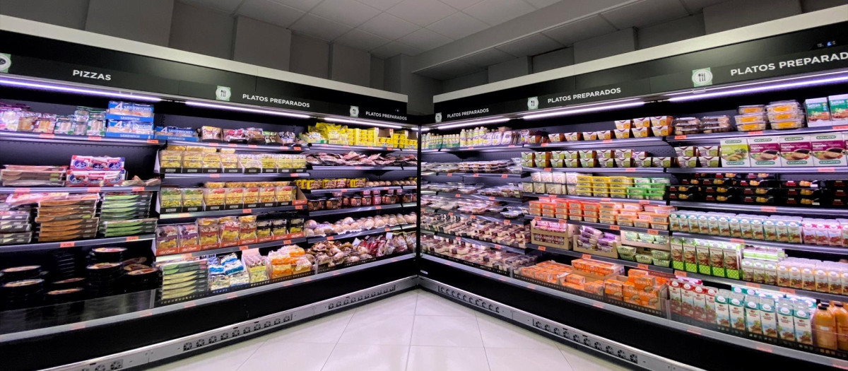 Neveras con platos preparados en un supermercado de Madrid