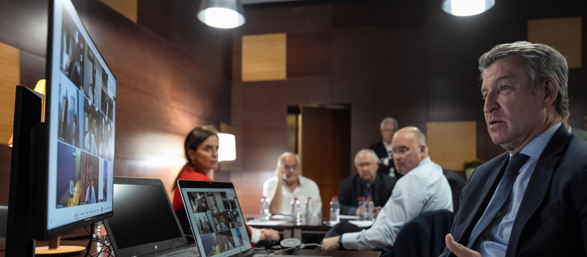 El Presidente del Partido Popular, Alberto Núñez Feijóo durante la reunión mantenida con los presidentes autonómicos del PP