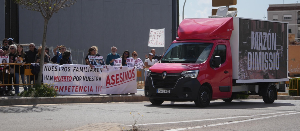 Un grupo de personas protesta contra Mazón en las puertas del congreso del PP Europeo en Valencia