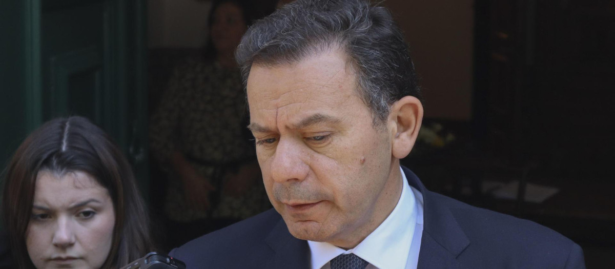 LISBOA, 23/04/2025.-El primer ministro de Portugal en funciones, Luís Montenegro, ofrece declaraciones a periodistas para destacar la labor del papa Francisco después de firmar el libro de condolencias en la Nunciatura en Lisboa. EFE/Laia Mataix Gómez