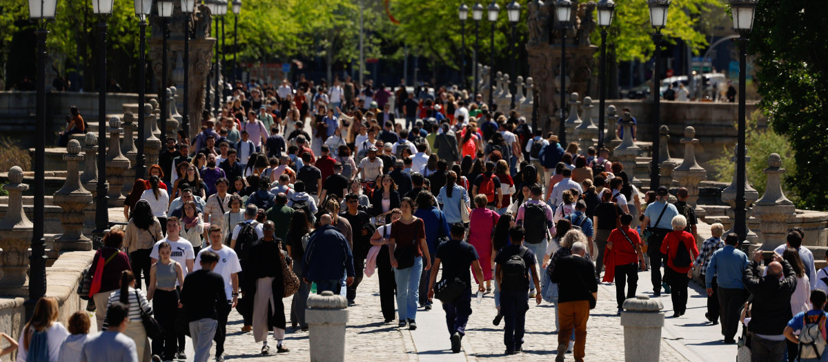 Decenas de personas en la calle este lunes en Madrid, durante el apagón masivo del sistema eléctrico en España