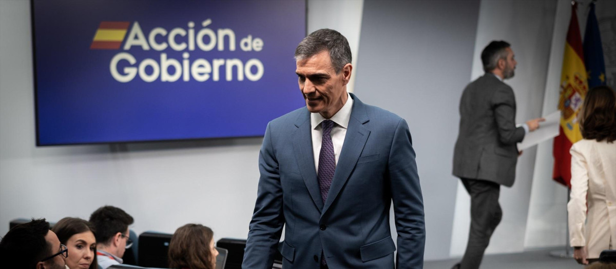 El presidente del Gobierno, Pedro Sánchez, tras su comparecencia ante los medios, en el Palacio de la Moncloa este 29 de abril
