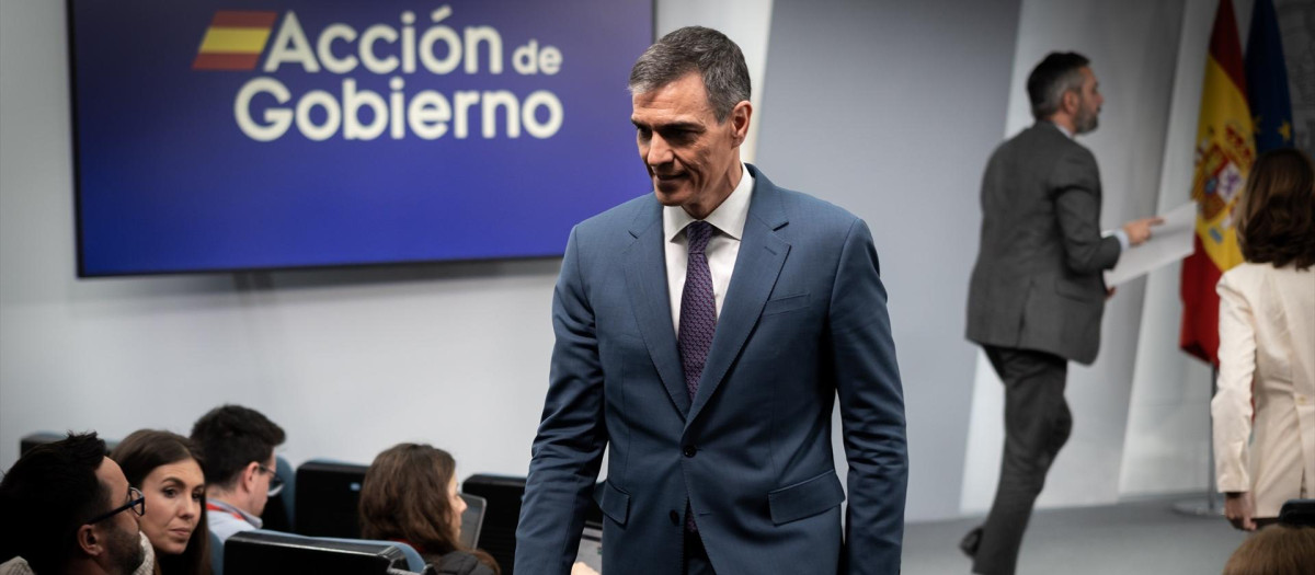 El presidente del Gobierno, Pedro Sánchez, tras su comparecencia ante los medios, en el Palacio de la Moncloa este 29 de abril