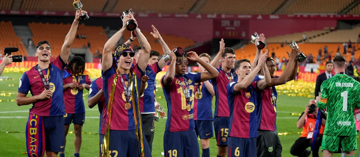 Los jugadores del Barcelona celebran la Copa del Rey ganada el pasado sábado