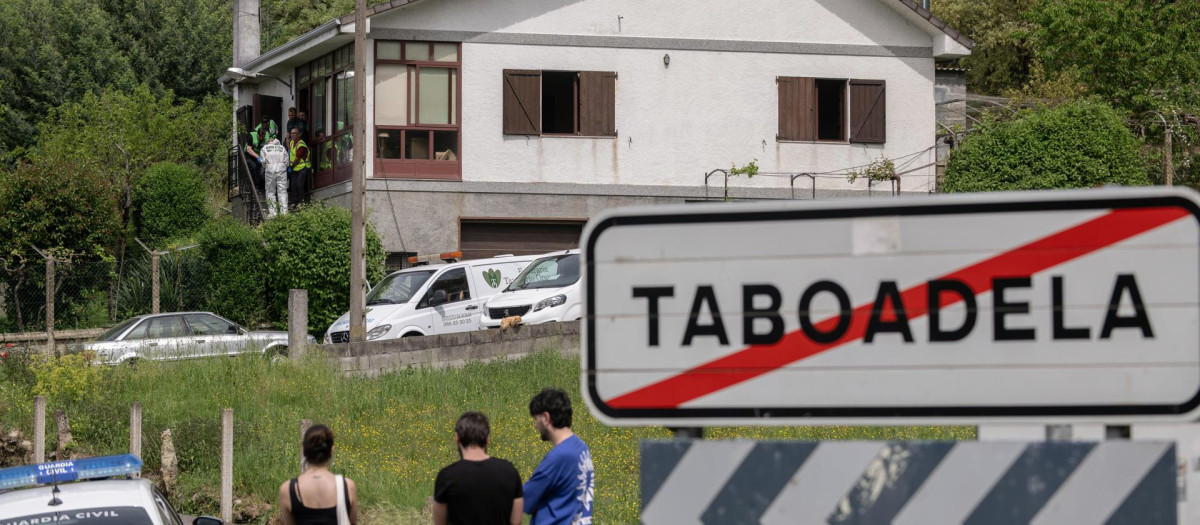 Vista de la vivienda donde tres personas, una pareja y su hijo, han fallecido por inhalación de monóxido de carbono