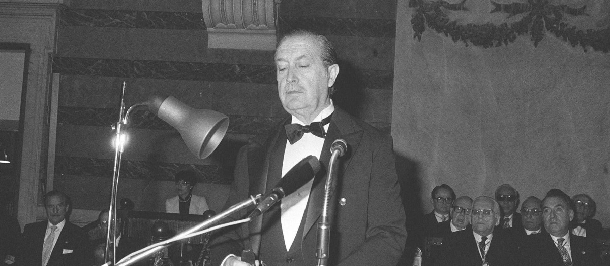 José García Nieto, durante la lectura de su discurso de entrada en ala RAE, en 1983