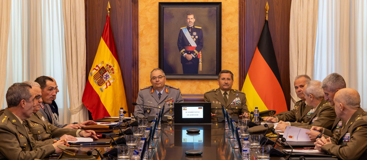 El Jefe de Estado Mayor del Ejército de Tierra, general de ejército Amador Enseñat y Berea, con el teniente general Alfons Mais, jefe del Ejército alemán