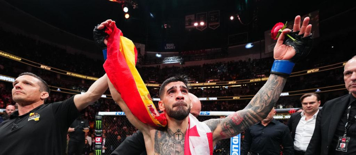 Ilia Topuria en un combate de UFC