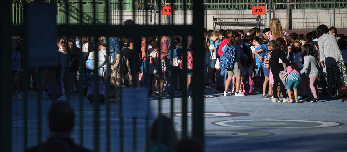 Niños en el patio el primer día de colegio, a 9 de septiembre de 2024, en Madrid (España)