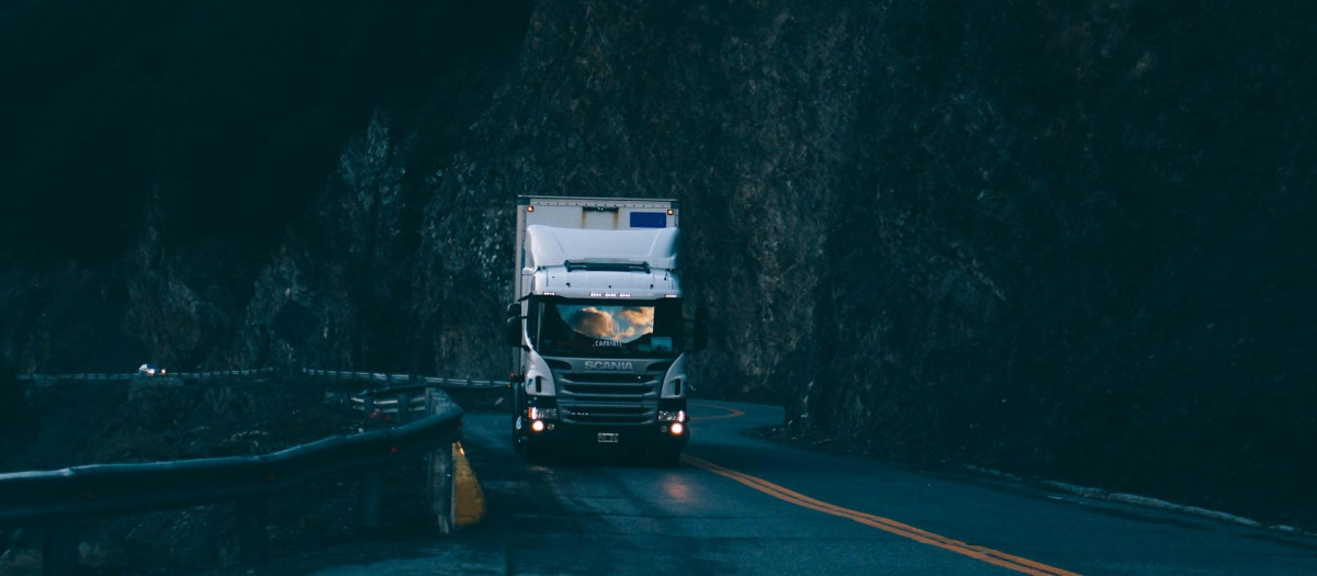 Un camión circula por una carretera, en una imagen de archivo