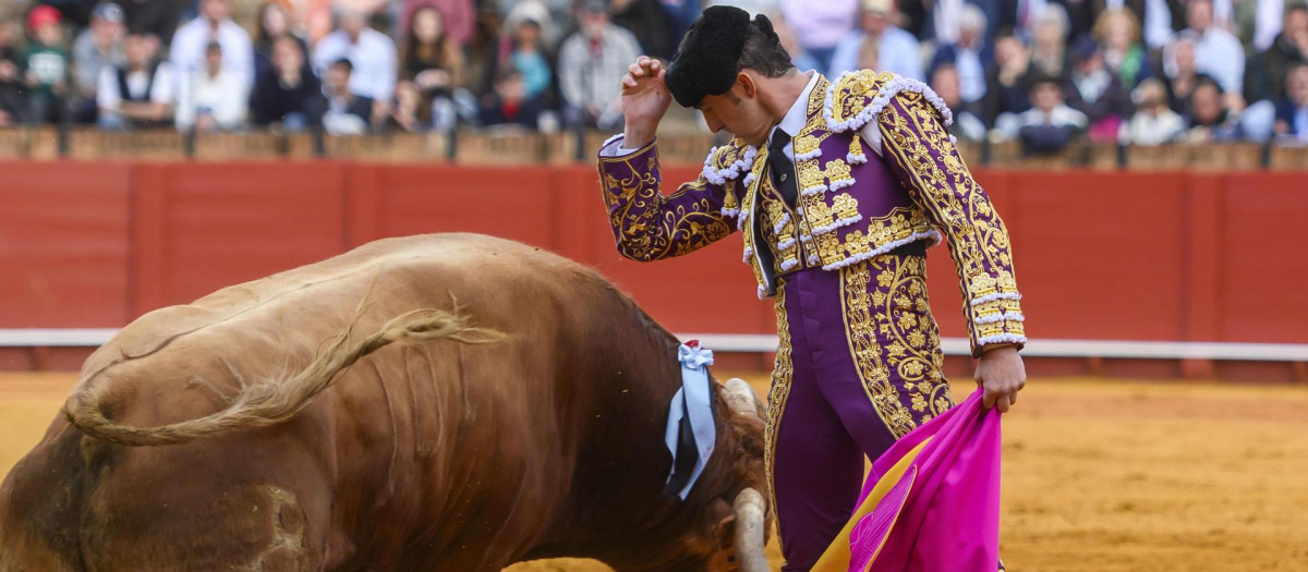 El Fandi, con la capa ante 'Profesor'