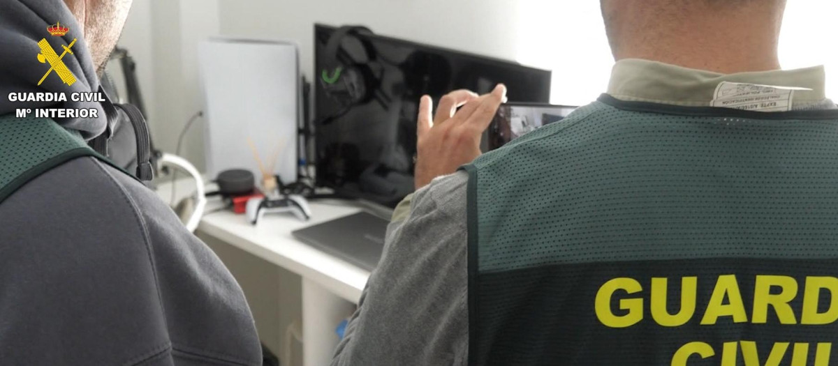 Los vídeos que se compartían en ese grupo correspondían a una práctica conocida como 'happy slapping', que consiste en grabar ataques físicos con el objetivo de compartirlos en redes sociales

REMITIDA / HANDOUT por GUARDIA CIVIL
Fotografía remitida a medios de comunicación exclusivamente para ilustrar la noticia a la que hace referencia la imagen, y citando la procedencia de la imagen en la firma
09/4/2025