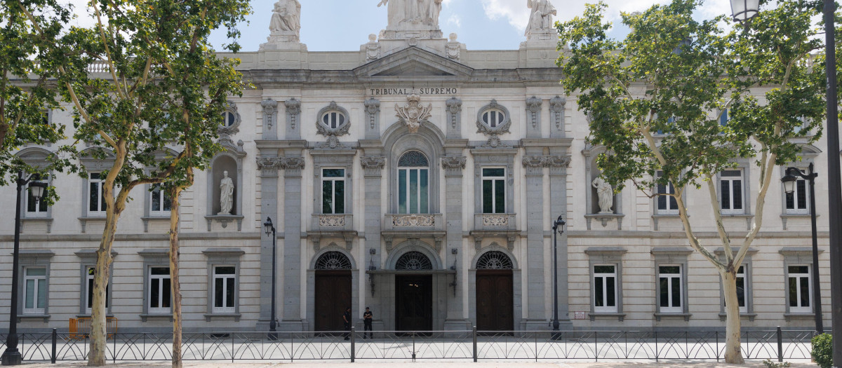 (Foto de ARCHIVO)
Fachada del Tribunal Supremo, a 7 de julio de 2023, en Madrid (España). El Tribunal Supremo tiene su sede en Madrid y es un órgano jurisdiccional único en España con jurisdicción en todo el territorio nacional, constituyendo el tribunal superior en todos los órdenes (civil, penal, contencioso-administrativo y social), salvo lo dispuesto en materia de garantías y derechos constitucionales, cuya competencia corresponde al Tribunal Constitucional.
Eduardo Parra / Europa Press
07 JULIO 2023;;TRIBUNAL SUPREMO;JUSTICIA;
07/7/2023