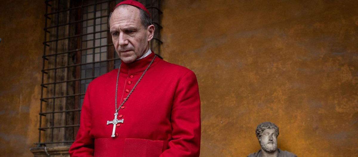 El actor Ralph Fiennes realiza una magistral interpretación en 'Cónclave'