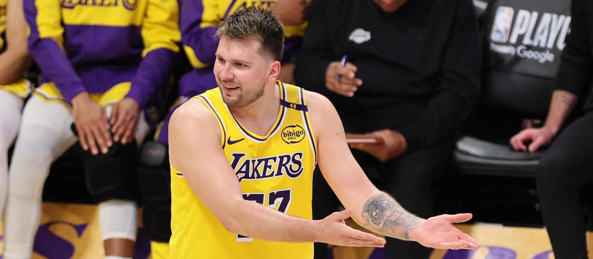 Doncic protesta una acción durante el partido contra los Timberwolves en los playoffs de la NBA