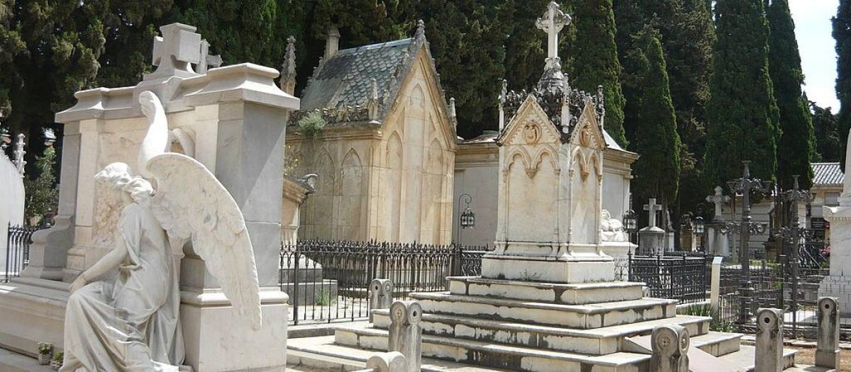 Antes era conocido como el Cementerio de las Barreras y fue construido donde antiguamente se ubicaba un palacio árabe del siglo XIV