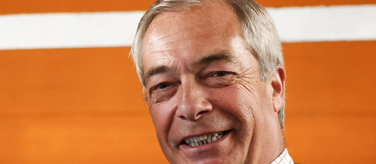 HULL (United Kingdom), 25/04/2025.- Leader of Reform UK party Nigel Farage visits the Boxclub gym in Hull, Britain, 25 April 2025. Farage and mayoral candidate Luke Campbell are campaigning in Hull ahead of the mayoral elections for Hull and East Yorkshire, due to be held in May. (Elecciones, Reino Unido) EFE/EPA/ADAM VAUGHAN