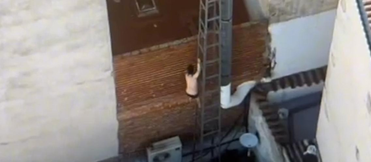 Un hombre huye de la Guardia Civil saltando por los tejados, en la provincia de Ávila