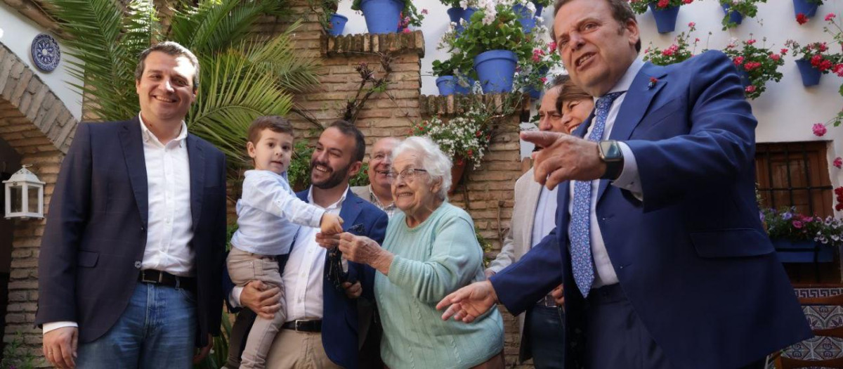 El alcalde de Córdoba, José María Bellido, con los propietarios del patio de Guzmanas 4