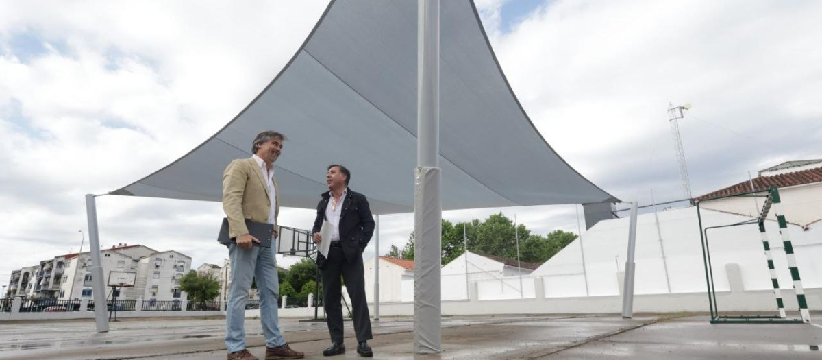 Primer toldo instalado en el Colegio Miralbaida