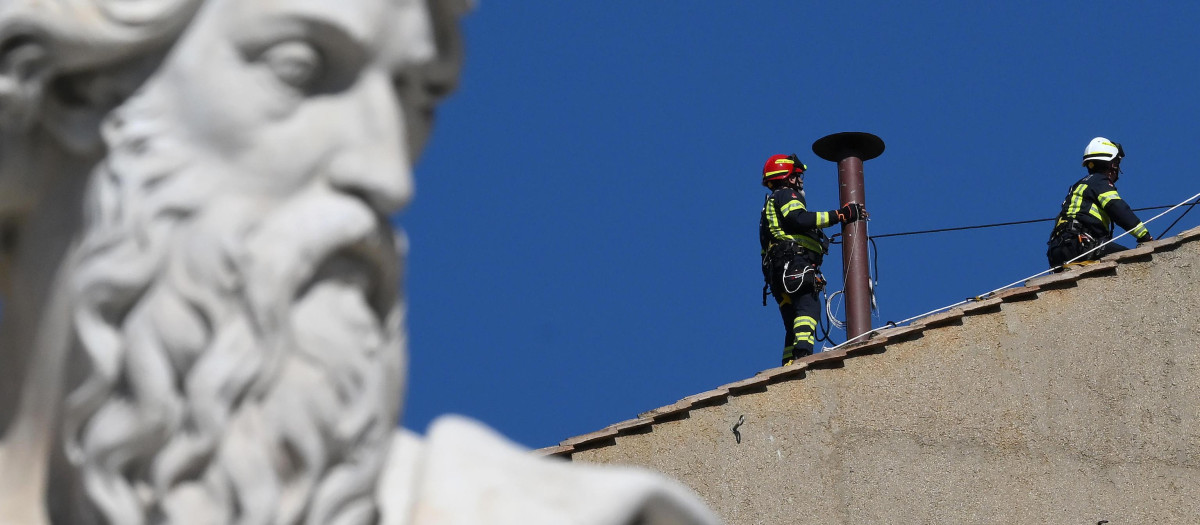 VATICAN CITY (Vatican City State (Holy See)), 02/05/2025.- A chimney pot is installed on the roof of the Sistine Chapel in the Vatican City, 02 May 2025, ahead of the conclave to choose a new pope which is due to begin 07 May 2025. (Papa) EFE/EPA/ETTORE FERRARI