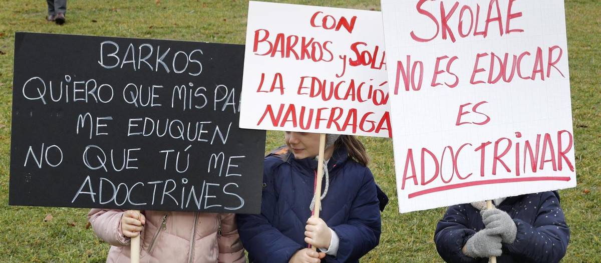 Imagen de archivo de una concentración en contra del programa Skolae, en 2018 en Pamplona (Navarra)