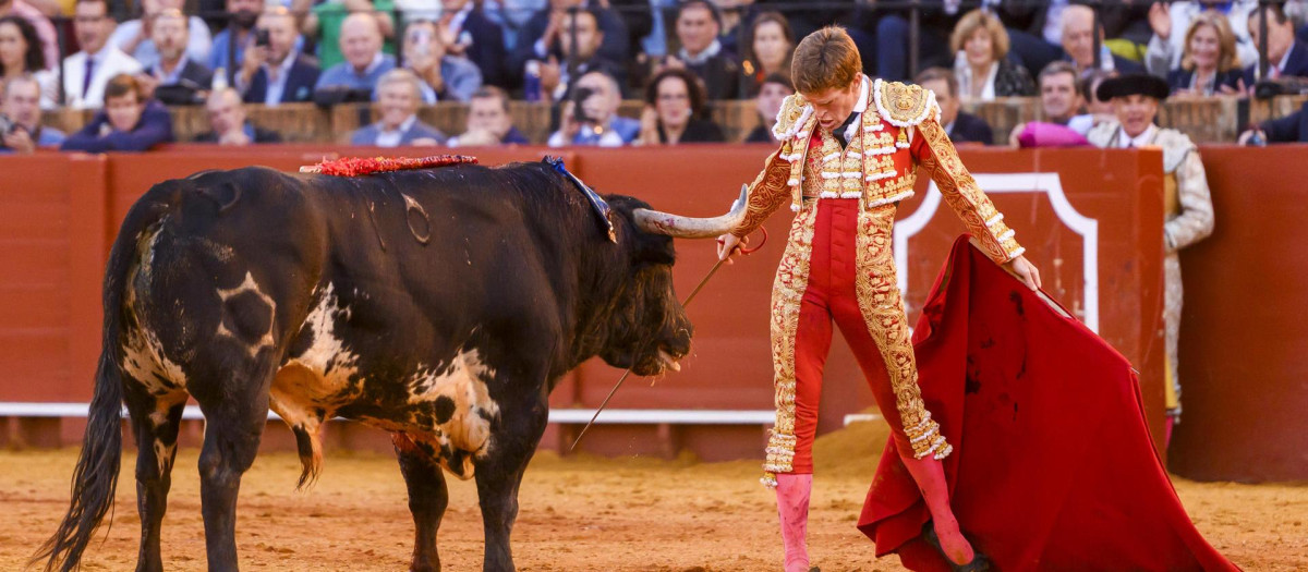 Borja Jiménez se planta ante el segundo de su lote, al que cortó las dos orejas