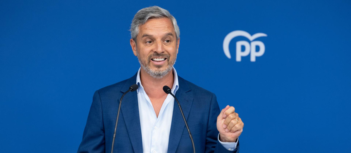 Juan Bravo visita el Complejo Deportivo de Burguillos junto a dirigentes del PP sevillano