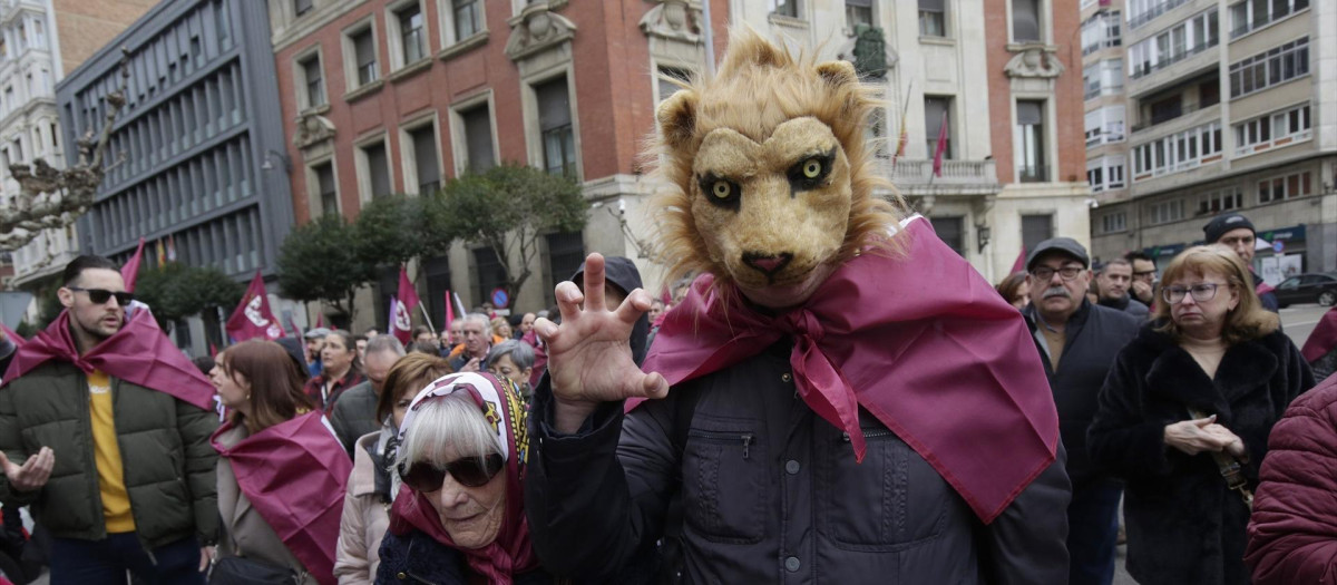 Varias personas durante una manifestación en defensa del futuro de la provincia de León