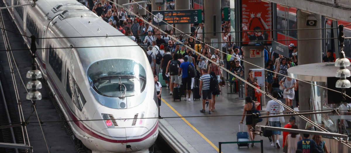 Viajeros en los andenes de la estación de Santa Justa, Sevilla (Foto de archivo)