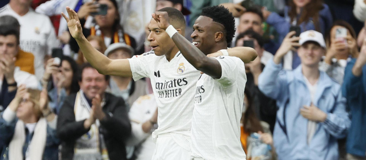 Mbappé celebra du segundo gol ante el Celta junto a Vinicius
