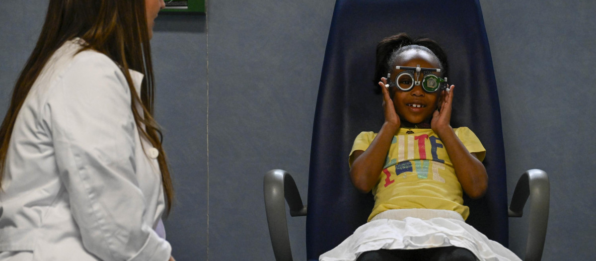 Una niña se examina de la vista con una oftalmóloga del Hospital Clínic de Barcelona