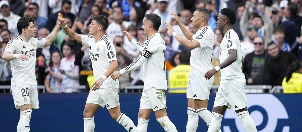 Los jugadores del Real Madrid celebran un gol ante el Celta