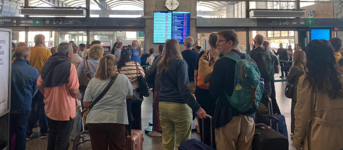 Pasajeros afectados por los retrasos en la estación de Córdoba