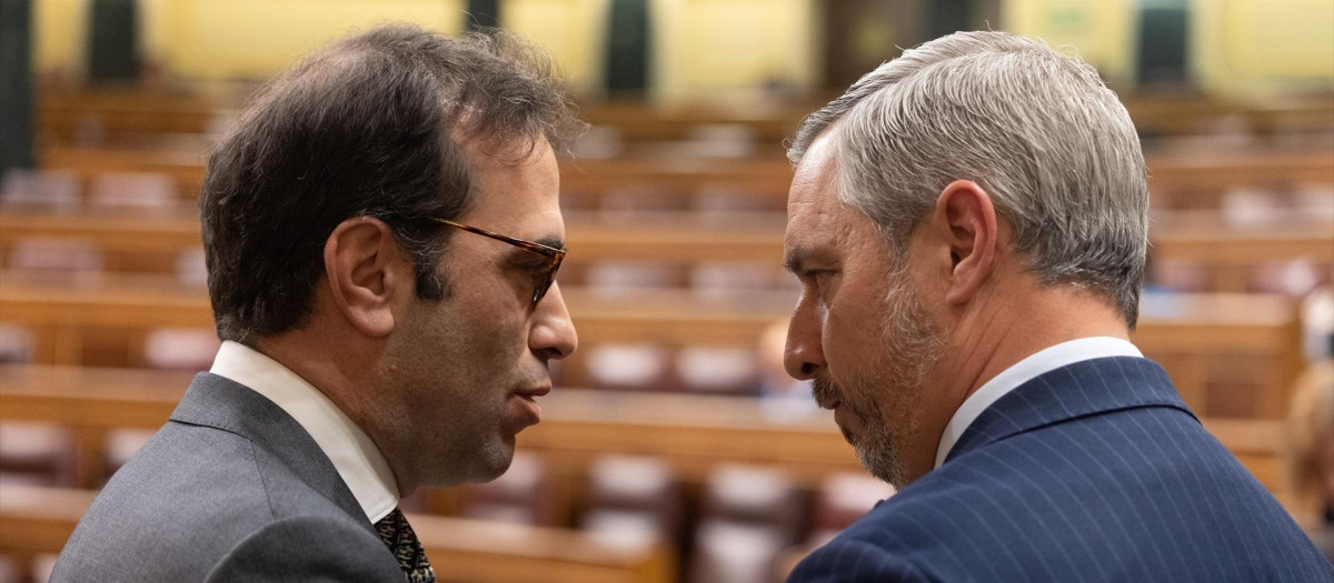 (Foto de ARCHIVO)
El ministro de Economía, Comercio y Empresa, Carlos Cuerpo (i), y el diputado del PP, Juan Bravo (d), durante una sesión de control al Gobierno, en el Congreso de los Diputados, a 9 de abril de 2025, en Madrid (España). El Gobierno afronta hoy en el Congreso una ofensiva parlamentaria tanto de los partidos de la oposición, PP y Vox, como algunos de los socios del Ejecutivo, Junts, PNV y Podemos, por los efectos de los aranceles anunciados por el presidente norteamericano; las polémicas palabras de la vicepresidenta primera y ministra de Hacienda sobre la presunción de inocencia tras la sentencia del futbolista Dani Alves y los impuestos del Ejecutivo.
El ministro de Economía, Comercio y Empresa, Carlos Cuerpo (i), y el diputado del PP, Juan Bravo