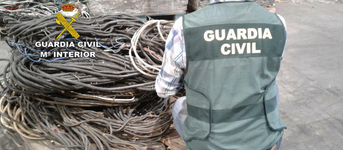 Un guardia civil inspecciona el cobre incautado tras una operación policial