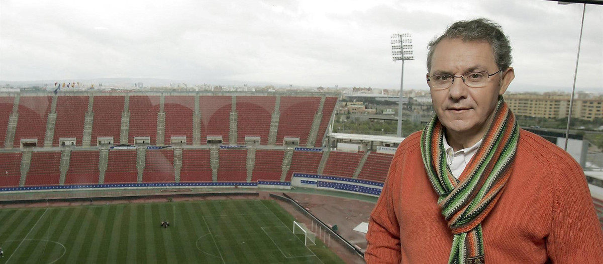 El periodista de TVE, José Ángel de la Casa, posa en el ONO Estadi