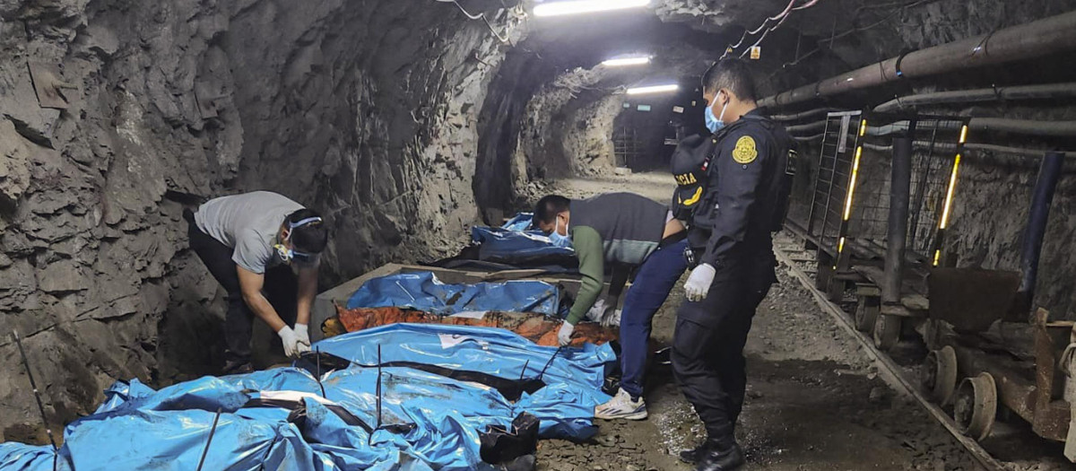 Agentes de Policía junto a los cadáveres de 13 trabajadores encontrados dentro de una mina de oro en Pataz, noroeste de Perú