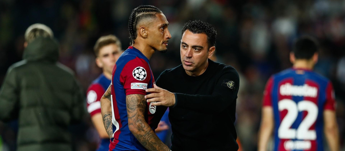 Raphinha y Xavi Hernández en un partido de la temporada pasada