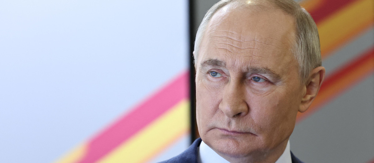 En esta fotografía de grupo distribuida por la agencia estatal rusa Sputnik, el presidente de Rusia, Vladimir Putin, recorre el Museo de la Gran Guerra Patria