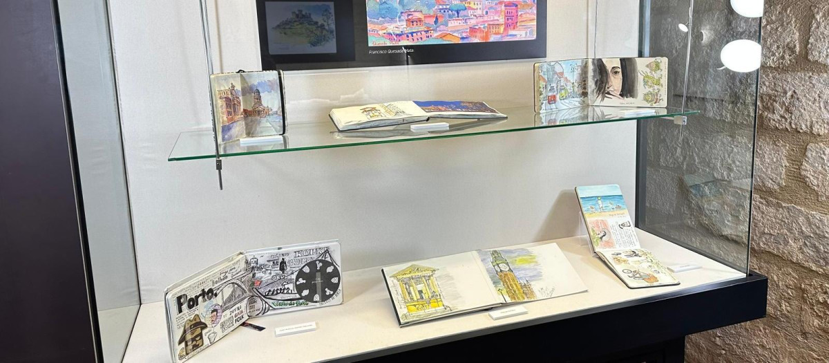Una de las vitrinas que se exponen en el Archivo Provincial de Córdoba
