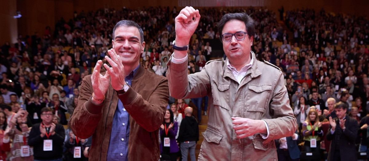 El secretario general del PSOE y presidente del Gobierno, Pedro Sánchez (i), y El secretario general del PSOE-M y ministro para la Transformación Digital y de la Función Pública, Óscar López