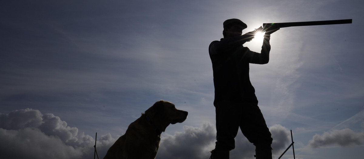 Un cazador junto a su perro