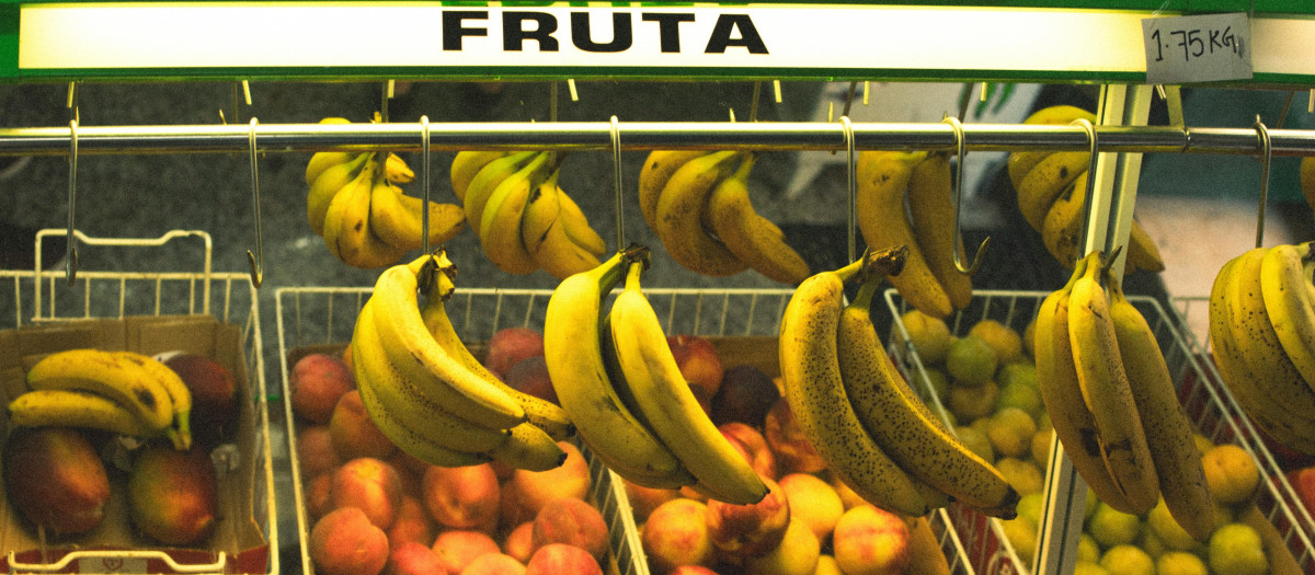 El plátano contiene potasio, magnesio y zinc