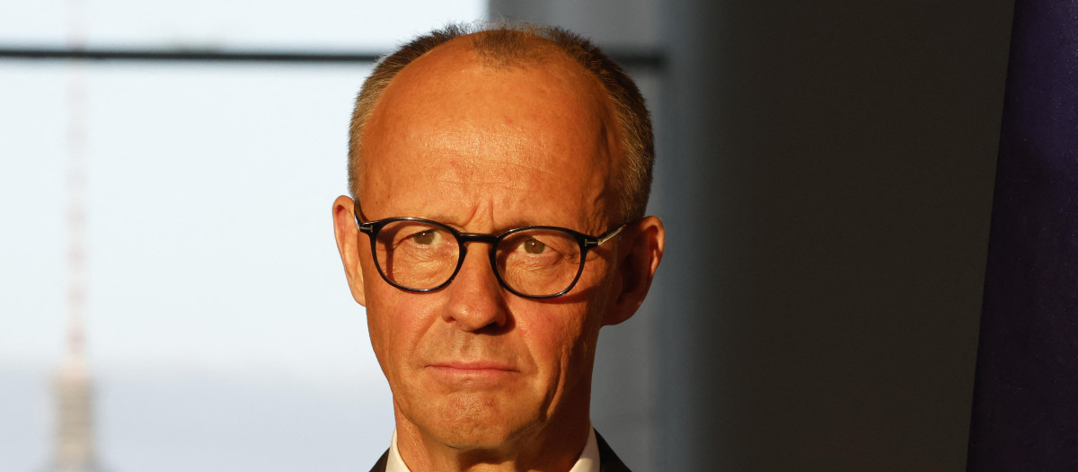 El recién elegido canciller alemán, Friedrich Merz, asiste a una ceremonia de entrega de poderes en la Cancillería de Berlín