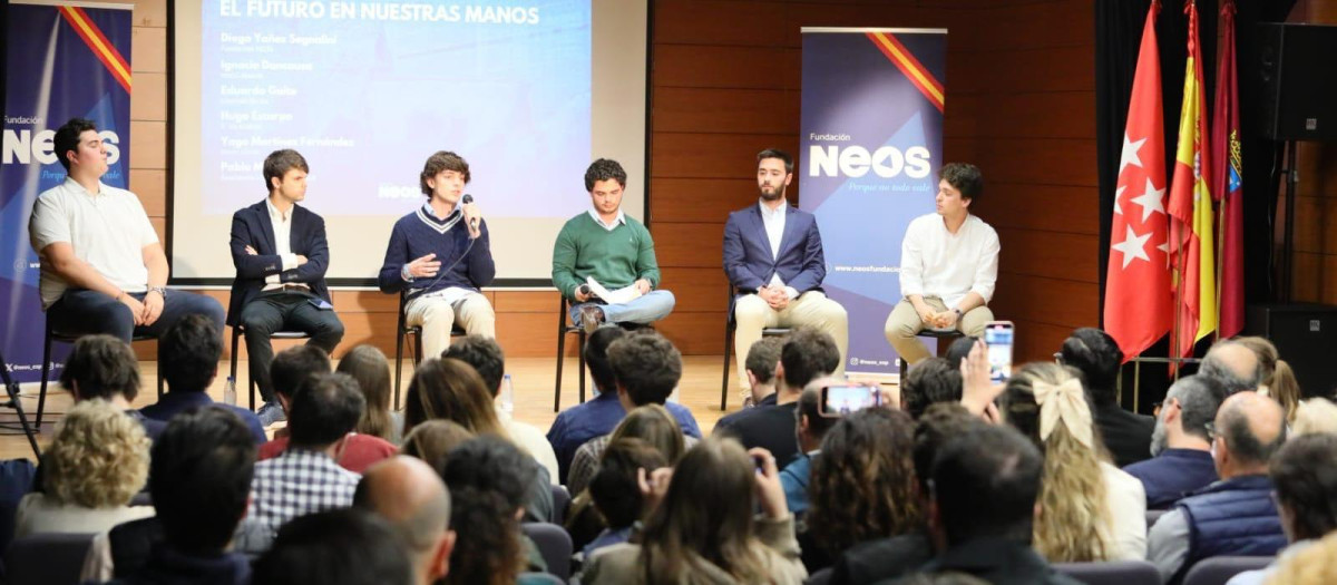 Representantes de asociaciones juveniles de España en el acto de NEOS
