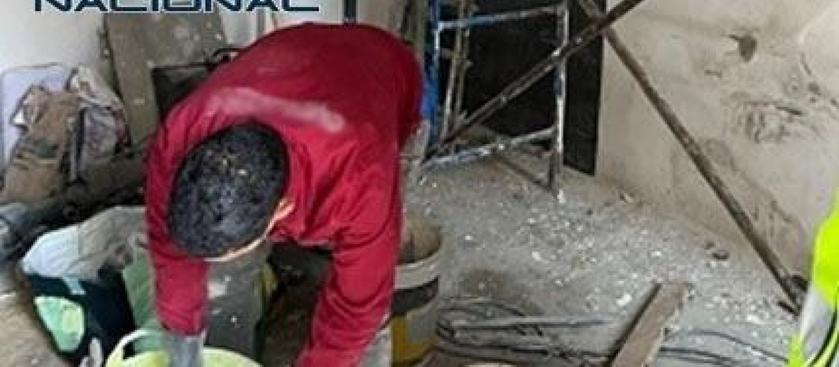 Detenido en Ponferrada un empresario de la construcción por explotación de extranjeros vulnerables.

REMITIDA / HANDOUT por POLICÍA NACIONAL PONFERRADA
Fotografía remitida a medios de comunicación exclusivamente para ilustrar la noticia a la que hace referencia la imagen, y citando la procedencia de la imagen en la firma
07/5/2025