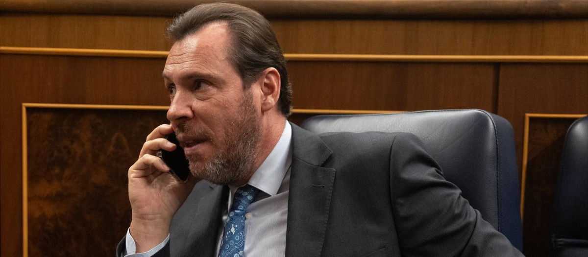 El ministro de Transporte y Movilidad Sostenible, Óscar Puente, habla por teléfono en el Congreso de los Diputados