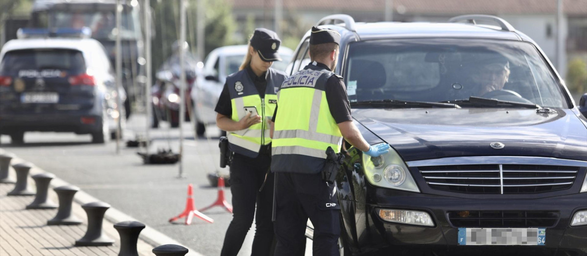Varios agentes de la Policía Nacional detienen a un vehículo durante un control policial en Irún